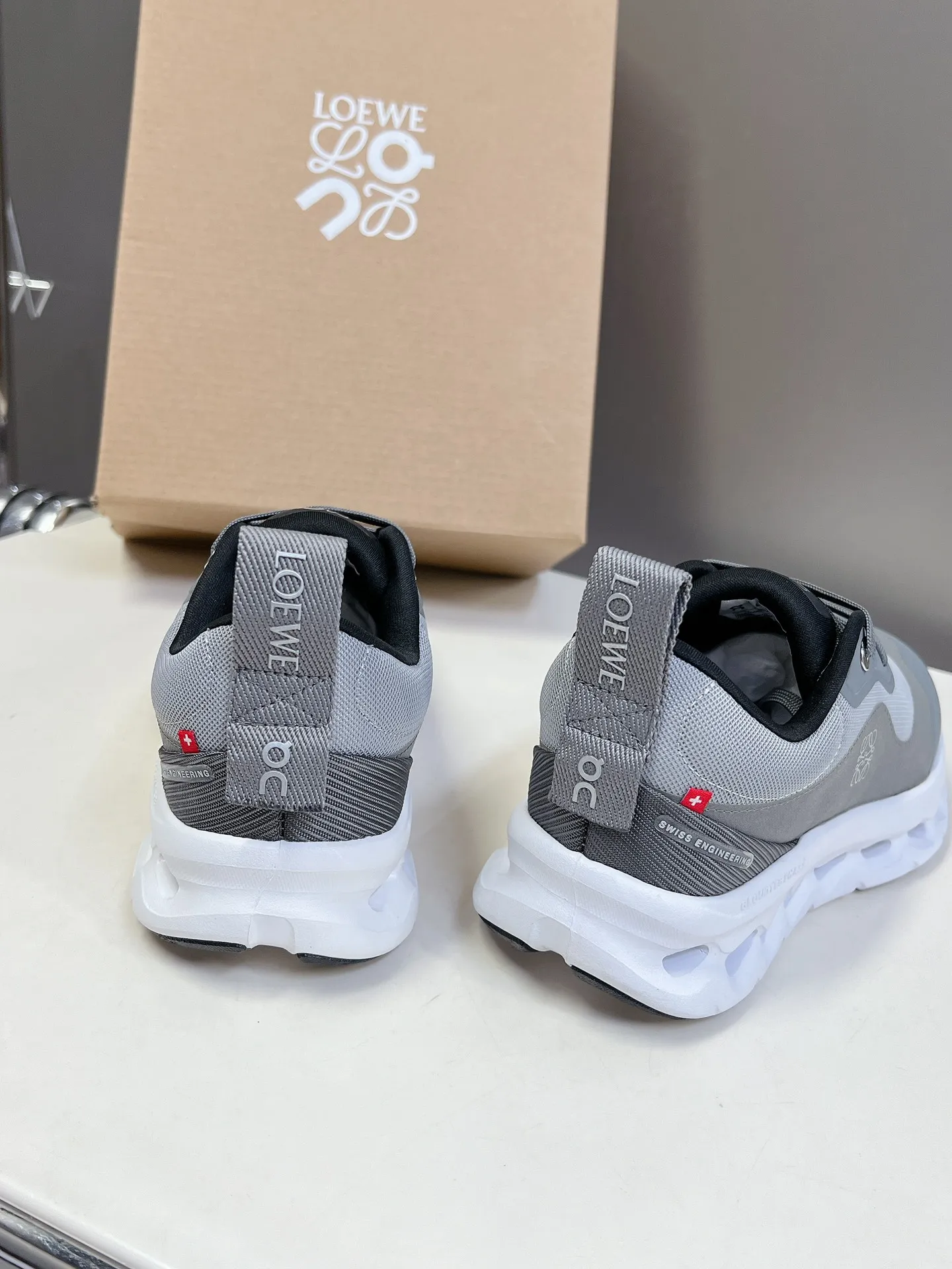 👟👟Ex-factory price 640👟👟 Loewe x on cioudtilt2.0 running shoes‼ ️Couple model Loewe Made from recycled polyester and mesh, it features an exclusive rubber sole with Loewe's classic logo printed on the side and full-coverage seam details. This cooperation combines ON's professional technology with Loewe's exquisite craftsmanship, and uses it in the production and design, specially designed for urban life and outdoor sports. Code number: 35-40, male 39-44